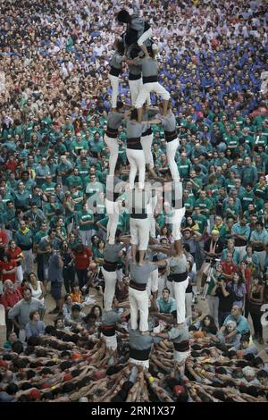 (150123) -- BARCELONA, 23. Januar 2015 -- Jana besteigt den menschlichen Turm während eines Wettbewerbs in Tarragona, Spanien, am 5. September 2014. Jana ist ein 8-jähriges Kind aus China. Im Alter von anderthalb Jahren wurde sie von einem spanischen Paar, Andreu und Thais adoptiert und zog nach Barcelona. Vor einem Jahr beschloss Jana, dem lokalen Team von Castellers de Sants beizutreten. Derzeit ist Jana der Star des Teams. Sie ist diejenige, die die Spitze des menschlichen Turms besteigt. SPANIEN-BARCELONA-CASTELLERS PauxBarrena PUBLICATIONxNOTxINxCHN Barcelona 23. Januar 2015 Jana montiert den Human Tower während eines Wettbewerbs i Stockfoto