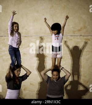 (150123) -- BARCELONA, 23. Januar 2015 -- Jana (R, TOP) und Thais (R, Bottom) nehmen am 26. September 2014 an einer Schulung zum Bau eines menschlichen Turms in Barcelona, Spanien, Teil. Jana ist ein 8-jähriges Kind aus China. Im Alter von anderthalb Jahren wurde sie von einem spanischen Paar, Andreu und Thais adoptiert und zog nach Barcelona. Vor einem Jahr beschloss Jana, dem lokalen Team von Castellers de Sants beizutreten. Derzeit ist Jana der Star des Teams. Sie ist diejenige, die die Spitze des menschlichen Turms besteigt. SPANIEN-BARCELONA-CASTELLERS PauxBarrena PUBLICATIONxNOTxINxCHN Barcelona Jan 23 2015 Jana Stockfoto