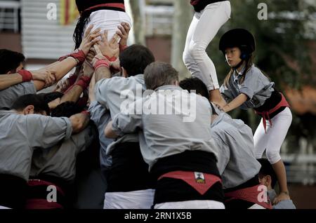 (150123) -- BARCELONA, 23. Januar 2015 -- Jana (1. R) montiert den menschlichen Turm in Barcelona, Spanien, am 19. Oktober 2014. Jana ist ein 8-jähriges Kind aus China. Im Alter von anderthalb Jahren wurde sie von einem spanischen Paar, Andreu und Thais adoptiert und zog nach Barcelona. Vor einem Jahr beschloss Jana, dem lokalen Team von Castellers de Sants beizutreten. Derzeit ist Jana der Star des Teams. Sie ist diejenige, die die Spitze des menschlichen Turms besteigt. SPANIEN-BARCELONA-CASTELLERS PauxBarrena PUBLICATIONxNOTxINxCHN Barcelona 23. Januar 2015 Jana 1st r stellt den Human Tower in Barcelona Spanien AM 19. Oktober auf Stockfoto