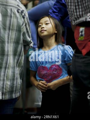 (150123) -- BARCELONA, 23. Januar 2015 -- Jana bereitet sich auf die Teilnahme an einer Schulung zum Bau eines menschlichen Turms in Barcelona, Spanien, am 6. September 2014 vor. Jana ist ein 8-jähriges Kind aus China. Im Alter von anderthalb Jahren wurde sie von einem spanischen Paar, Andreu und Thais adoptiert und zog nach Barcelona. Vor einem Jahr beschloss Jana, dem lokalen Team von Castellers de Sants beizutreten. Derzeit ist Jana der Star des Teams. Sie ist diejenige, die die Spitze des menschlichen Turms besteigt. SPANIEN-BARCELONA-CASTELLERS PauxBarrena PUBLICATIONxNOTxINxCHN Barcelona 23. Januar 2015 Jana bereitet sich auf Partici vor Stockfoto