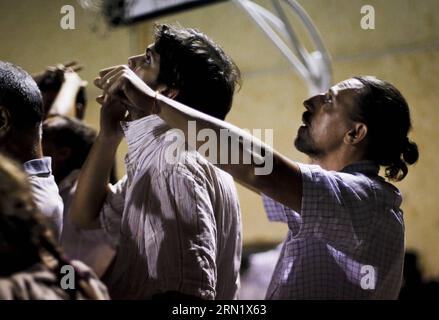 (150123) -- BARCELONA, 23. Januar 2015 -- Andreu (R) beobachtet Jana (Unseen), die am 23. September 2014 in Barcelona, Spanien, ein menschliches Turmgebäude aufführt. Jana ist ein 8-jähriges Kind aus China. Im Alter von anderthalb Jahren wurde sie von einem spanischen Paar, Andreu und Thais adoptiert und zog nach Barcelona. Vor einem Jahr beschloss Jana, dem lokalen Team von Castellers de Sants beizutreten. Derzeit ist Jana der Star des Teams. Sie ist diejenige, die die Spitze des menschlichen Turms besteigt. SPANIEN-BARCELONA-CASTELLERS PauxBarrena PUBLICATIONxNOTxINxCHN Barcelona Jan 23 2015 Andreu r Uhren Jana Unseen PE Stockfoto