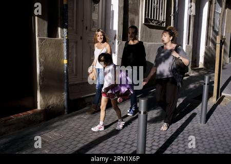 (150123) -- BARCELONA, 23. Januar 2015 -- Jana spaziert mit Thais und Thais Freunden nach einer Trainingseinheit des menschlichen Turmbaus in Barcelona, Spanien, am 20. Oktober 2014. Jana ist ein 8-jähriges Kind aus China. Im Alter von anderthalb Jahren wurde sie von einem spanischen Paar, Andreu und Thais adoptiert und zog nach Barcelona. Vor einem Jahr beschloss Jana, dem lokalen Team von Castellers de Sants beizutreten. Derzeit ist Jana der Star des Teams. Sie ist diejenige, die die Spitze des menschlichen Turms besteigt. SPANIEN-BARCELONA-CASTELLERS PauxBarrena PUBLICATIONxNOTxINxCHN Barcelona Jan 23 2015 Jana Walks Stockfoto