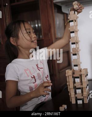 (150123) -- BARCELONA, 23. Januar 2015 -- Jana spielt am 20. Oktober 2014 ein Spiel in ihrem Haus in Barcelona, Spanien. Jana ist ein 8-jähriges Kind aus China. Im Alter von anderthalb Jahren wurde sie von einem spanischen Paar, Andreu und Thais adoptiert und zog nach Barcelona. Vor einem Jahr beschloss Jana, dem lokalen Team von Castellers de Sants beizutreten. Derzeit ist Jana der Star des Teams. Sie ist diejenige, die die Spitze des menschlichen Turms besteigt. SPANIEN-BARCELONA-CASTELLERS PauxBarrena PUBLICATIONxNOTxINxCHN Barcelona 23. Januar 2015 Jana SPIELT ein Spiel in ihrem Haus in Barcelona Spanien AM 20. Oktober 2014 Jana Stockfoto