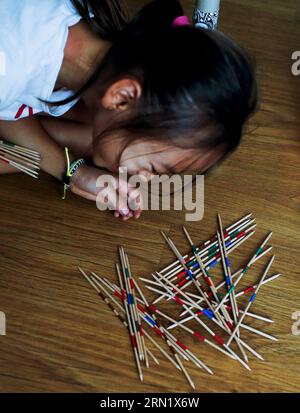 (150123) -- BARCELONA, 23. Januar 2015 -- Jana spielt am 20. Oktober 2014 Heimspiele in Barcelona, Spanien. Jana ist ein 8-jähriges Kind aus China. Im Alter von anderthalb Jahren wurde sie von einem spanischen Paar, Andreu und Thais adoptiert und zog nach Barcelona. Vor einem Jahr beschloss Jana, dem lokalen Team von Castellers de Sants beizutreten. Derzeit ist Jana der Star des Teams. Sie ist diejenige, die die Spitze des menschlichen Turms besteigt. SPANIEN-BARCELONA-CASTELLERS PauxBarrena PUBLICATIONxNOTxINxCHN Barcelona 23. Januar 2015 Jana SPIELT Spiele ZU Hause in Barcelona Spanien AM 20. Oktober 2014 Jana IST ein 8-Jähriger Stockfoto