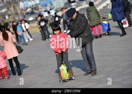 (150124) -- YINCHUAN, 24. Januar 2015 -- Ein kleines Mädchen lernt, auf dem Guangming Platz in Yinchuan, der Hauptstadt der nordwestchinesischen Autonomen Region Ningxia Hui, am 24. Januar 2015 mit dem Einrad zu fahren. Viele Anwohner kamen im Freien, um ihr Wochenende zu verbringen, da das Wetter diesen Samstag gut war. )(wjq) CHINA-NINGXIA-YINCHUAN-WINTERLEBEN (CN) LixRan PUBLICATIONxNOTxINxCHN Yinchuan 24. Januar 2015 ein kleines Mädchen lernt AUF DEM Guangming Platz in der Yinchuan Hauptstadt von Nordwestchuan zu reiten S Ningxia Hui Autonomous Region 24. Januar 2015 VIELE Anwohner kamen im Freien, um ihr Wochenende bei wetterbedingtem Wetter zu verbringen Stockfoto