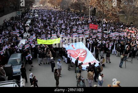 (150124) -- KABUL, 24. Januar 2015 -- afghanische Menschen mit Plakaten nehmen an einem Protest gegen Karikaturen Teil, der in der französischen Zeitschrift Charlie Hebdo in Kabul, Afghanistan, am 24. Januar 2015 veröffentlicht wurde. ) AFGHANISTAN-KABUL-PROTEST Rahmin PUBLICATIONxNOTxINxCHN Kabul 24. Januar 2015 afghanische Prominente, die Plakate halten, nehmen an einem 2015 Protest gegen Karikaturen Teil, der im französischen Magazin Charlie Hebdo in Kabul veröffentlicht wurde Afghanistan Kabul Protest Rahmin PUBLICATIONxNOTxINxCHN Stockfoto