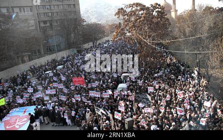 (150124) -- KABUL, 24. Januar 2015 -- afghanische Menschen mit Plakaten nehmen an einem Protest gegen Karikaturen Teil, der in der französischen Zeitschrift Charlie Hebdo in Kabul, Afghanistan, am 24. Januar 2015 veröffentlicht wurde. ) AFGHANISTAN-KABUL-PROTEST Rahmin PUBLICATIONxNOTxINxCHN Kabul 24. Januar 2015 afghanische Prominente, die Plakate halten, nehmen an einem 2015 Protest gegen Karikaturen Teil, der im französischen Magazin Charlie Hebdo in Kabul veröffentlicht wurde Afghanistan Kabul Protest Rahmin PUBLICATIONxNOTxINxCHN Stockfoto