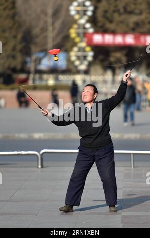 (150124) -- YINCHUAN, 24. Januar 2015 -- Ein Mann spielt Diabolo auf dem Guangming-Platz in Yinchuan, der Hauptstadt der nordwestchinesischen Autonomen Region Ningxia Hui, 24. Januar 2015. Viele Anwohner kamen im Freien, um ihr Wochenende zu verbringen, da das Wetter diesen Samstag gut war. )(wjq) CHINA-NINGXIA-YINCHUAN-WINTERLEBEN (CN) LixRan PUBLICATIONxNOTxINxCHN Yinchuan 24. Januar 2015 ein Mann SPIELT Diabolo AUF DEM Guangming Platz in Yinchuan Hauptstadt von Nordwestchina S Ningxia Hui Autonomous Region 24. Januar 2015 VIELE Anwohner kamen im Freien, um ihr Wochenende als das Wetter zu verbringen, was schön YNxia am Samstag in China ist Stockfoto
