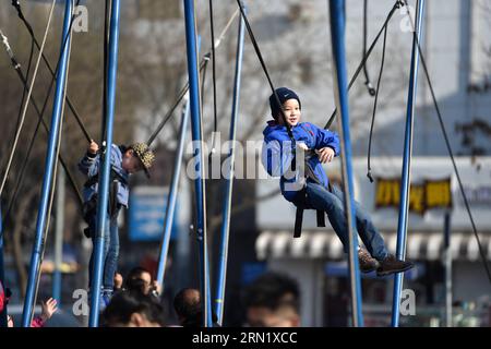 (150124) -- YINCHUAN, 24. Januar 2015 -- Jungen genießen sich auf dem Guangming Platz in Yinchuan, der Hauptstadt der nordwestchinesischen Autonomen Region Ningxia Hui, 24. Januar 2015. Viele Anwohner kamen im Freien, um ihr Wochenende zu verbringen, da das Wetter diesen Samstag gut war. )(wjq) CHINA-NINGXIA-YINCHUAN-WINTERLEBEN (CN) LixRan PUBLICATIONxNOTxINxCHN Yinchuan 24. Januar 2015 Jungen genießen sich AUF DEM Guangming Platz in der YINCHUAN Hauptstadt von Nordwestchina S Ningxia Hui Autonome Region 24. Januar 2015 VIELE Anwohner kamen im Freien, um ihr Wochenende als das Wetter zu verbringen, was schön an diesem Samstag China Ningxia ist Stockfoto