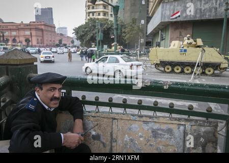 (150124) -- KAIRO, 24. Januar 2015 -- ein ägyptischer Polizist schaut am 24. Januar 2015 auf den Eingang zum symbolischen Tahrir-Platz in Kairo, der Hauptstadt Ägyptens, zu. Ägypten hat die Sicherheit über Kairo einen Tag vor dem vierten Jahrestag des Aufstands im Januar 25 im Jahr 2011 intensiviert. ) ÄGYPTEN-KAIRO-AUFSTAND-JAHRESTAG-SICHERHEIT CuixXinyu PUBLICATIONxNOTxINxCHN Kairo 24. Januar 2015 an ägyptischer Polizist blickt DARAUF, dass er AM 24. Januar 2015 den Eingang zum Tahrir-Platz in der ägyptischen Hauptstadt Kairo bewacht Stockfoto