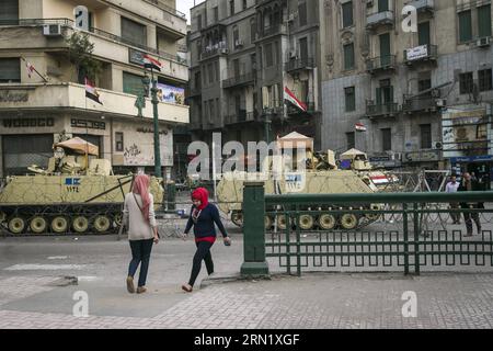 (150124) -- KAIRO, 24. Januar 2015 -- zwei Frauen laufen mit bewaffneten Fahrzeugen, als sie am 24. Januar 2015 den symbolischen Tahrir-Platz in Kairo, der Hauptstadt Ägyptens, betreten. Ägypten hat die Sicherheit über Kairo einen Tag vor dem vierten Jahrestag des Aufstands im Januar 25 im Jahr 2011 intensiviert. ) ÄGYPTEN-KAIRO-AUFSTAND-JAHRESTAG-SICHERHEIT CuixXinyu PUBLICATIONxNOTxINxCHN Kairo 24. Januar 2015 zwei Frauen gehen durch bewaffnete FAHRZEUGE, wenn sie AM 24. Januar 2015 den Tahrir-Platz in der ägyptischen Hauptstadt Kairo betreten Ägypten die ägyptische Behörde verstärkte die Sicherheit über Kairo einen Tag vor dem vierten Jahrestag des AUFSTANDS vom Januar 25 und des AUFSTANDS im Jahr 2011 E Stockfoto