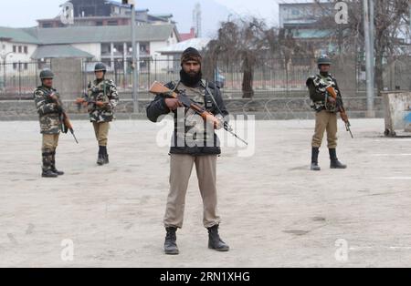 (150124) -- SRINAGAR, 24. Januar 2015 -- indische paramilitärische Truppen stehen in der Nähe des Bakhshi-Stadions, dem Hauptort der Feierlichkeiten zum Tag der Republik Indien in Srinagar, dem von Indien kontrollierten Kaschmir, am 24. Januar 2015. Die Behörden im von Indien kontrollierten Kaschmir haben die Sicherheitsmaßnahmen verstärkt und klangen einen Alarmtag vor dem Besuch von US-Präsident Barack Obama in Indien, sagten die Beamten hier am Donnerstag. ) KASCHMIR-SRINAGAR-SECURITY JavedxDar PUBLICATIONxNOTxINxCHN Srinagar 24. Januar 2015 Indische paramilitärische Soldaten stehen in der Nähe von Bakhshi Stage, dem Hauptort der Indischen Staatsfeierlichkeiten in Srinag Stockfoto