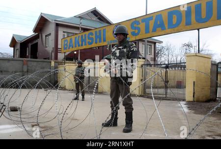 (150124) -- SRINAGAR, 24. Januar 2015 -- indische paramilitärische Truppen stehen in der Nähe des Bakhshi-Stadions, dem Hauptort der Feierlichkeiten zum Tag der Republik Indien in Srinagar, dem von Indien kontrollierten Kaschmir, am 24. Januar 2015. Die Behörden im von Indien kontrollierten Kaschmir haben die Sicherheitsmaßnahmen verstärkt und klangen einen Alarmtag vor dem Besuch von US-Präsident Barack Obama in Indien, sagten die Beamten hier am Donnerstag. ) KASCHMIR-SRINAGAR-SECURITY JavedxDar PUBLICATIONxNOTxINxCHN Srinagar 24. Januar 2015 Indische paramilitärische Soldaten stehen in der Nähe von Bakhshi Stage, dem Hauptort der Indischen Staatsfeierlichkeiten in Srinag Stockfoto