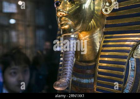 AKTUELLES ZEITGESCHEHEN Ägypten - PK zur beschädigten Totenmaske von Pharao Tutanchamun (150124) -- KAIRO, 24. Januar 2015 -- Foto aufgenommen am 24. Januar 2015 zeigt den geklebten Teil auf der Tutanchamun-Maske, der den Bart und die Maske verbindet, im Ägyptischen Museum, Kairo, Ägypten, am 24. Januar 2015. Das ägyptische Ministerium für Antiquitäten hielt am Samstag eine Pressekonferenz ab, um auf die jüngsten Nachrichten über die Beschädigung und Wiederherstellung der Grabmaske des ägyptischen Pharaos Tutanchamun zu reagieren.) ÄGYPTEN-KAIRO-MUSEUM-TUTANKHAMUM-MASK-PRESS KONFERENZ CuixXinyu PUBLICATIONxNOTxINxCHN Nachrichten aktuelle Veranstaltungen Ägypten Pressekonferenz zu Stockfoto