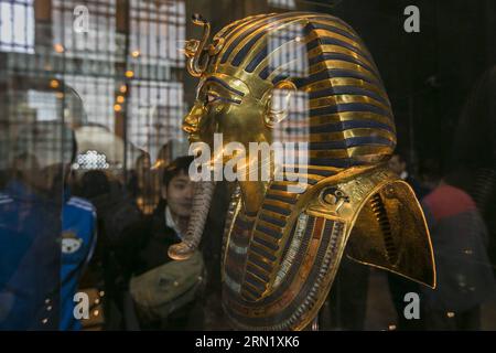 AKTUELLES ZEITGESCHEHEN Ägypten - PK zur beschädigten Totenmaske von Pharao Tutanchamun (150124) -- KAIRO, 24. Januar 2015 -- Touristen sehen die Tutanchamun Maske im Ägyptischen Museum, Kairo, Ägypten, am 24. Januar 2015. Das ägyptische Ministerium für Antiquitäten hielt am Samstag eine Pressekonferenz ab, um auf die jüngsten Nachrichten über die Beschädigung und Wiederherstellung der Grabmaske des ägyptischen Pharaos Tutanchamun zu reagieren.) ÄGYPTEN-KAIRO-MUSEUM-TUTANKHAMUM-MASKE-PRESSE KONFERENZ CuixXinyu PUBLICATIONxNOTxINxCHN Nachrichten aktuelle Ereignisse Ägypten Pressekonferenz zu beschädigter Todesmaske von Pharao Tutanchamun 150124 Kairo 24 Januar 2015 tou Stockfoto