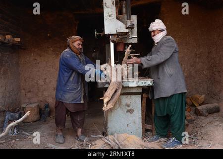 HERAT, afghanische Männer arbeiten in einem Holzladen in der Provinz Herat im Westen Afghanistans, 25. Januar 2015. ) AFGHANISTAN-HERAT-DAILY LIFE-WOOD SHOP Sardar PUBLICATIONxNOTxINxCHN Herat Afghan Men Work in a Wood Shop in Herat Province in Western Afghanistan Jan 25 2015 Afghanistan Herat Daily Life Wood Shop Sardar PUBLICATIONxNOTxINxCHN Stockfoto