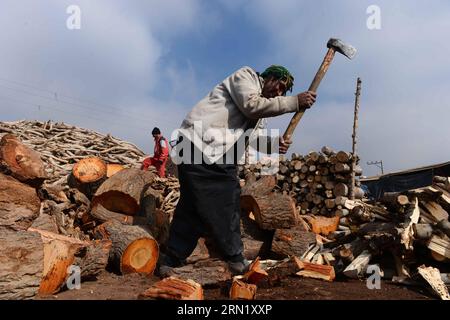 HERAT, afghanische Männer arbeiten in einem Holzladen in der Provinz Herat im Westen Afghanistans, 25. Januar 2015. ) AFGHANISTAN-HERAT-DAILY LIFE-WOOD SHOP Sardar PUBLICATIONxNOTxINxCHN Herat Afghan Men Work in a Wood Shop in Herat Province in Western Afghanistan Jan 25 2015 Afghanistan Herat Daily Life Wood Shop Sardar PUBLICATIONxNOTxINxCHN Stockfoto