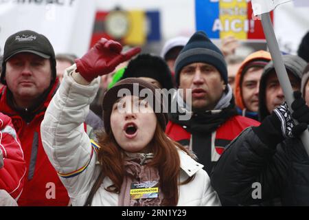 Bürger, die Kredite in Schweizer Franken (CHF) haben, fordern von der rumänischen Nationalbank eine Lösung zur Begleichung ihrer Schulden in Bukarest, Hauptstadt Rumäniens, 25. Januar 2015. ) RUMÄNIEN-BUKAREST-PROTEST GabrielxPetrescu PUBLICATIONxNOTxINxCHN Bürger, die einen Kredit in Schweizer Franken CHF haben, fordern von der rumänischen Nationalbank eine Lösung zur Begleichung ihrer Schulden in der rumänischen Hauptstadt Bukarest Jan 25 2015 Rumänien Bukarest Protest PUBLICATIONxNOTxINxCHN Stockfoto