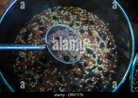 Das Foto vom 26. Januar 2015 zeigt das LABA-Congee in Hangzhou, der Hauptstadt der ostchinesischen Provinz Zhejiang. Das LABA Festival, ein traditioneller chinesischer Feiertag am achten Tag des 12. Monats des Mondkalenders, wird am 27. Januar dieses Jahres stattfinden. An diesem Tag ist es üblich, ein besonderes LABA-Congee oder acht Schatzbrei zu essen, die normalerweise aus mindestens acht Zutaten hergestellt werden und die Gebete der Menschen für Ernte, Glück und Frieden darstellen. ) (wyl) CHINA-HANGZHOU-LABA FESTIVAL-CELEBRATION (CN) XuxYu PUBLICATIONxNOTxINxCHN Foto aufgenommen AM 26 2015. Januar zeigt das LABA in Hangzhou Hauptstadt von Ost-CH Stockfoto