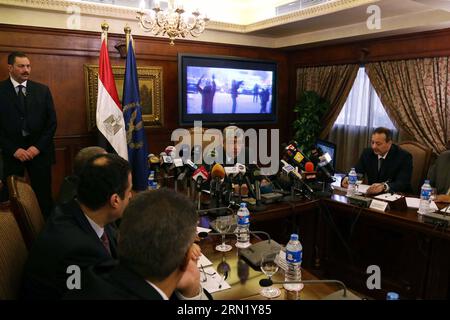 KAIRO, 26. Januar 2015 -- Ägyptens Innenminister Mohamed Ibrahim (C) spricht während einer Pressekonferenz über Zusammenstöße zum vierten Jahrestag des Aufstands vom Januar 25 in Kairo, Ägypten, am 26. Januar 2015. Die Zahl der Todesopfer durch die Zusammenstöße zwischen Demonstranten und Polizei am Sonntag ist auf 23 gestiegen, da Ägypten den vierten Jahrestag des Aufstands zum Sturz seines ehemaligen Präsidenten Hosni Mubarak feierte. ÄGYPTEN-KAIRO-INNENMINISTERKONFERENZ MohamedxAli PUBLICATIONxNOTxINxCHN Kairo Januar 26 2015 Ägyptens Innenminister Mohamed Ibrahim C spricht während einer Pressekonferenz über Zusammenstöße AUF dem Fourt Stockfoto