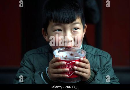 (150127) -- CHENGDU, 27. Januar 2015 Ein Junge isst LABA-Congee in einem buddhistischen Tempel in Chengdu, Hauptstadt der südwestchinesischen Provinz Sichuan, 27. Januar 2015. LABA, ein traditionelles chinesisches fest, das am 8. Tag des 12. Mondmonats gefeiert wird, fiel am 27. Januar dieses Jahres. Es ist eine Tradtion, LABA Congee zu essen, um das Festival zu feiern, und es ist auch eine Tradition einiger Tempel und gemeinnütziger Organisationen, das Congee an diesem Tag kostenlos zu verteilen. ) (Hcx) CHINA-LABA FESTIVAL(CN) JiangxHongjing PUBLICATIONxNOTxINxCHN Chengdu Jan 27 2015 ein Junge isst LABA in einem buddhistischen Tempel in Chengdu Hauptstadt Sou Stockfoto