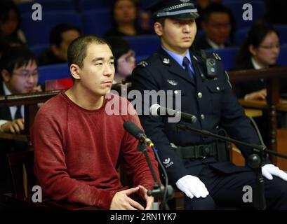 (150127) -- PEKING, 27. Januar 2015 () -- Schauspieler Zhang Mo (Front) steht am 27. Januar 2015 vor dem Volksgericht des Haidian Bezirks in Peking, der Hauptstadt Chinas. Zhang Mo, Sohn des berühmten Schauspielers Zhang Guoli, wurde am Dienstag vom Volksgericht des Haidian Bezirks in Peking zu sechs Monaten Gefängnis wegen Drogendelikten verurteilt. Nach Angaben des Gerichts hatte Zhang, 32, zweimal Schauplätze für den Drogenkonsum in der Freizeit geschaffen. () (lfj) CHINA-BEIJING-ACTOR-DRUG OFFENSES-SENTENCE (CN) Xinhua PUBLICATIONxNOTxINxCHN Peking Jan 27 2015 Schauspieler Zhang Mo Front IST AUF der Probe BEI den Berühmtheiten des Haidian District Stockfoto