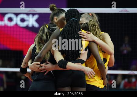 ANTALYA, TURKIYE - 18. DEZEMBER 2022: Vakifbank-Spieler feiern Punktestand beim Imoco Volley Conegliano FIVB Volleyball Womens Club World Champ Stockfoto