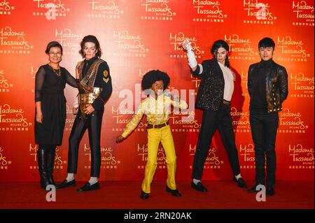 (150128) -- PEKING, 28. Januar 2015 -- die chinesische Sängerin Zhang Jie (R) posiert für ein Foto mit drei Wachsfiguren des späten Popstars Michael Jackson im Madame Tussauds Wachsfigurenkabinett in Peking, Hauptstadt Chinas, 28. Januar 2015. Die Peking-Etappe der Michael Jackson Wax Figure World Tour wurde am Mittwoch im Madame Tussauds Beijing vorgestellt. (Zsj) CHINA-BEIJING-WAX FIGUR-MICHAEL JACKSON (CN) QinxHaishi PUBLICATIONxNOTxINxCHN Peking Jan 28 2015 Chinesischer Sänger Zhang Jie r posiert für Foto mit drei WAX Figuren des späten Pop Star Michael Jackson IM Madame Tussauds WAX Museum in Peking Hauptstadt von CH Stockfoto