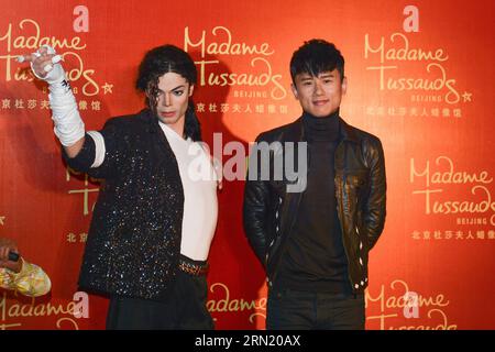 (150128) -- PEKING, 28. Januar 2015 -- der chinesische Sänger Zhang Jie posiert für ein Foto mit einer Wachsfigur des späten Popstars Michael Jackson im Madame Tussauds Wachsfigurenkabinett in Peking, Hauptstadt von China, 28. Januar 2015. Die Peking-Etappe der Michael Jackson Wax Figure World Tour wurde am Mittwoch im Madame Tussauds Beijing vorgestellt. (Zsj) CHINA-BEIJING-WAX FIGUR-MICHAEL JACKSON (CN) QinxHaishi PUBLICATIONxNOTxINxCHN Peking Jan 28 2015 Chinesischer Sänger Zhang Jie posiert für Foto mit einer WAX Figur des späten Pop Star Michael Jackson IM Madame Tussauds WAX Museum in Peking Hauptstadt von China Januar 28 2015 Stockfoto