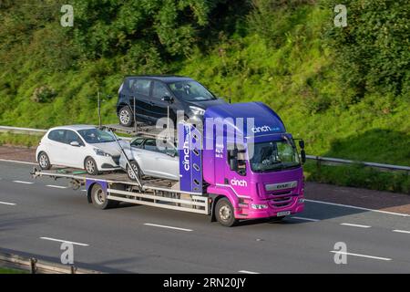 CINCH drei Autotransporter Transporteur; Autobahn schwere Massenguttransporter Lieferwagen, Transport, LKW, Transport, BCA-Abholwagen online und Lieferungen, LKW, Sondergut, DAF Trucks LF Fahrzeug, Lieferung, Transport, Industrie, Motorhandel Fracht auf der M6. Stockfoto