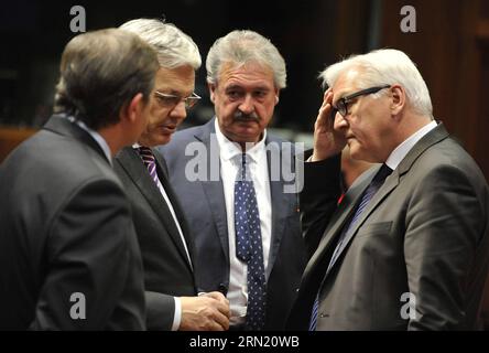 (150129) -- BRÜSSEL, 29. Januar 2015 -- Sloweniens Außenminister Karl Erjavec, Belgiens Außenminister Didier Reynders, Luxemburgs Außenminister Jean Asselborn und Deutschlands Außenminister Frank-Walter Steinmeier (von L bis R) sprechen vor einem außerordentlichen Treffen der Außenminister der Europäischen Union am EU-Hauptsitz in Brüssel, Belgien, am 29. Januar 2015. ) BELGIEN-BRÜSSEL-EU-AUSSENMINISTERTREFFEN YexPingfan PUBLICATIONxNOTxINxCHN Brüssel Jan 29 2015 Slowenien S Außenminister Karl Erjavec Belgien S Außenminister Didier Reynders Luxemburger Außenminister Jean Asselb Stockfoto