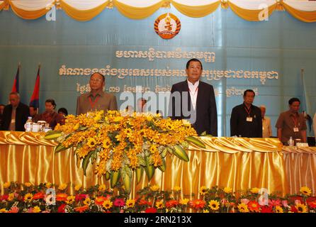 (150130) -- PHNOM PENH, 30. Januar 2015 -- Hun Sen (3. R, Front), kambodschanischer Premierminister und Vizepräsident der regierenden Kambodschanischen Volkspartei (CPP), nimmt am 30. Januar 2015 an einem Parteitag in Phnom Penh, Kambodscha, Teil. Die CPP hielt am Freitag ihren 37. Nationalen Kongress ab, obwohl der scheidende Parteipräsident Chea SIM nicht anwesend war. ) (Zjy) KAMBODSCHA-PHNOM PENH-PARTEITAG Sovannara PUBLICATIONxNOTxINxCHN Phnom PENH Jan 30 2015 HUN Sen 3. Front kambodschanische Premierminister und Vizepräsident der regierenden kambodschanischen Prominenten S-Partei CPP nimmt am Parteitag in Phnom PENH Kambodscha im Januar 30 2015 Teil Stockfoto