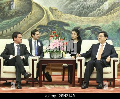 (150130) -- PEKING, 30. Januar 2015 -- Zhang Dejiang (R), Vorsitzender des Ständigen Ausschusses des Nationalen Volkskongresses Chinas (NPC), trifft sich mit dem französischen Premierminister Manuel Valls in Peking, der Hauptstadt Chinas, am 30. Januar 2015. ) (Yxb) CHINA-BEIJING-ZHANG DEJIANG-FRENCH PM-MEETING(CN) DingxLin PUBLICATIONxNOTxINxCHN Peking Jan 30 2015 Zhang Dejiang r Vorsitzender des Thing Committee of China S National Celebrities S Congress NPC trifft sich mit dem französischen Premierminister Manuel Valls in Peking Hauptstadt von China Jan 30 2015 China Peking Zhang Dejiang Französisch PM Meeting CN PUNOBLATXCHN Stockfoto