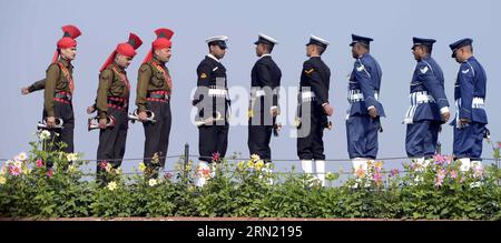 (150130) -- NEU DELHI, 30. Januar 2015 -- indische Soldaten erweisen ihren Respekt in Rajghat, einem Denkmal für Mahatma Gandhi, anlässlich seines Todestages in Neu Delhi, Indien am 30. Januar 2015. Gandhi wurde am 30. Januar 1948 ermordet, als er zu einer Plattform ging, von der aus er zu einer Gebetsversammlung sprechen sollte. (Zjy) INDIEN-NEU DELHI-GANDHI-JAHRESTAG Parthaxsarkar PUBLICATIONxNOTxINxCHN Neu Delhi Jan 30 2015 Indische Soldaten erweisen ihren Respekt in Rajghat ein Denkmal für Mahatma Gandhi ZU seinem Todesjubiläum in Neu-Delhi Indien AM 30 2015. Januar Gandhi, was AM 30 1948 ermordet wurde, während er was Stockfoto