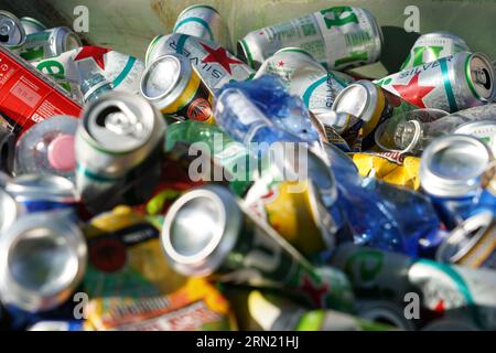 Kunststoffabfälle und Aluminiumdosen aus Getränken als Hintergrund mit selektivem Fokus. Stockfoto