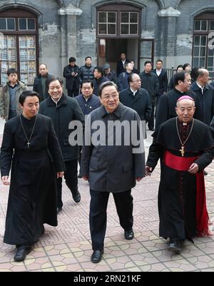 (150131) -- BAODING, 31. Januar 2015 -- Yu Zhengsheng (C-Front), Vorsitzender des Nationalen Komitees der Politischen Konsultativkonferenz des chinesischen Volkes, besucht eine katholische Kathedrale in Baoding, Provinz Hebei in Nordchina, 29. Januar 2015. Yu unternahm vom 29. Bis 31. Januar eine Besichtigungstour in Hebei. (wyl) CHINA-HEBEI-YU ZHENGSHENG-INSPECTION (CN) PangxXinglei PUBLICATIONxNOTxINxCHN Baoding Jan 31 2015 Yu Zheng Sheng C Front Vorsitzender des Nationalkomitees der chinesischen Prominenten S Political Consultative Conference besucht eine katholische Kathedrale in der Stadt Baoding Nordchina S Hebei Prov Stockfoto