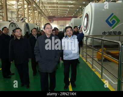 (150131) -- BAODING, 31. Januar 2015 -- Yu Zhengsheng (Front), Vorsitzender des Nationalen Komitees der Politischen Konsultativkonferenz des chinesischen Volkes, besucht die Guodian Baoding Company in der Stadt Baoding, nordchinesische Provinz Hebei, am 31. Januar 2015. Yu unternahm vom 29. Bis 31. Januar eine Besichtigungstour in Hebei. (wyl) CHINA-HEBEI-YU ZHENGSHENG-INSPECTION (CN) PangxXinglei PUBLICATIONxNOTxINxCHN Baoding Jan 31 2015 Yu Zheng Sheng Front Vorsitzender des Nationalen Komitees der chinesischen Prominenten S Political Consultative Conference besucht Guodian Baoding Company in Baoding City Nordchina S Hebei PR Stockfoto