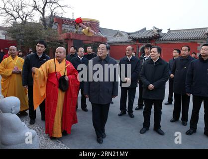 (150131) -- BAODING, 31. Januar 2015 -- Yu Zhengsheng, Vorsitzender des Nationalen Komitees der Politischen Konsultativkonferenz des chinesischen Volkes, besucht einen buddhistischen Tempel in der Stadt Baoding, nordchinesische Provinz Hebei, 29. Januar 2015. Yu unternahm vom 29. Bis 31. Januar eine Besichtigungstour in Hebei. (wyl) CHINA-HEBEI-YU ZHENGSHENG-INSPECTION (CN) PangxXinglei PUBLICATIONxNOTxINxCHN Baoding Jan 31 2015 Yu Zheng Sheng, Vorsitzender des Nationalen Komitees der chinesischen Prominenten, besucht einen buddhistischen Tempel in der Stadt Baoding, Nordchina, Provinz Hebei, Jan 29 2015 Yu Made Stockfoto