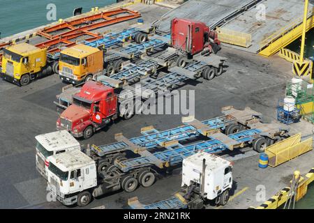 Leere Lastkraftwagen und Lastkraftwagen, die als Teil des Containerterminals in Puerto Barrios auf einem Ladesteg geparkt sind, der nächste schwimmende Ponton. Stockfoto