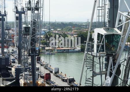 Mobile Krane mit weißen Kabinen, die von Stevedores im Containerterminal Guatemala betrieben werden. Stockfoto