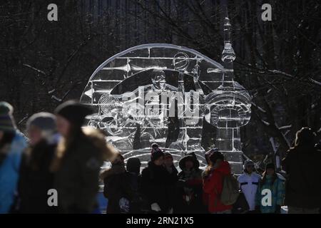 (150201) -- OTTAWA, 31. Januar 2015 -- eine Eisskulptur zum Gedenken an die bevorstehenden Toronto 2015 Pan am & Parapan American Games bildet eine prominente Kulisse für Besucher des Confederation Park am Eröffnungstag von Winterlude in Ottawa, Kanada am 31. Januar 2015. Winterlude, das jährliche Winterfest der Hauptstadt, zieht Tausende von Touristen und Einheimische gleichermaßen an. ) (lyi) CANADA-OTTAWA-WINTERLUDE DavidxKawai PUBLICATIONXNOTXINXCHN Ottawa Jan 31 2015 to ICE Skulptur zum Gedenken an Ting die bevorstehenden Toronto 2015 Pan AT & American Games bilden eine prominente Kulisse für Besucher von Co Stockfoto