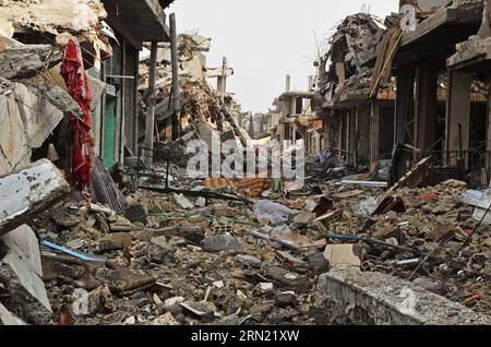 (150131) -- Foto vom 31. Januar 2015 zeigt die syrische Stadt Ayn al-Arab (Kobane) voller beschädigter Gebäude nach einem fünfmonatigen Zusammenstoß zwischen den kurdischen Kämpfern und der militanten Gruppe Islamischer Staat (IS). Die kurdischen Militanten haben die Kontrolle über die überwiegend kurdische Stadt Ayn al-Arab in Nordsyrien erlangt. Eine massive Zerstörung wurde in der Stadt beobachtet, wo fast alle Gebäude während der Luftangriffe zusammenbrachen. Die leeren Straßen werden heute von kurdischen Kämpfern bewacht und kaum noch Zivilisten wurden draußen beobachtet. ) SYRIEN-KOBANE-AYN AL-ARAB-RUINEN CIHAN Stockfoto