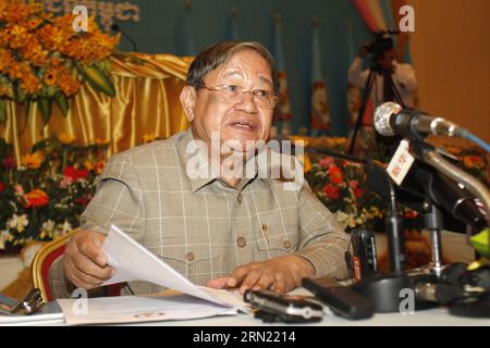 (150201) -- PHNOM PENH, 1. Februar 2015 -- Kambodschas amtierender Sprecher der Kambodschanischen Volkspartei und kambodschanischer Informationsminister Khieu Kanharith spricht auf einer Pressekonferenz in Phnom Penh, Kambodscha, am 1. Februar 2015. Die Kambodschanische Volkspartei hat während eines dreitägigen Kongresses, der am Sonntag endete, 306 neue Mitglieder in ihr Zentralkomitee aufgenommen. )(zhf) KAMBODSCHA-PHNOM PENH-ZENTRALKOMITEE-NEUE MITGLIEDER Sovannara PUBLICATIONxNOTxINxCHN Phnom PENH 1. Februar 2015 Kambodscha S regierende kambodschanische Prominente S-Parteisprecher und kambodschanische Informationsminister Khieu Kanharith spricht AUF einer Pressekonferenz Stockfoto