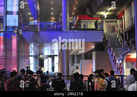 BANGKOK, 1. Februar 2015 - Thai Soldaten stehen Wache vor dem Einkaufszentrum Siam Paragon in der Nähe der Station Siam Square in Bangkok, Thailand, 1. Februar 2015. Zwei Explosionen erschütterten das Einkaufszentrum Siam Paragon in der Nähe der Station Siam Square des Bangkok Mass Transmit System (BTS), was Nachteinkäufer in Panik versetzte und die BTS zwang, den Dienst am Bahnhof einzustellen. Anfangs wurden die beiden Explosionen von elektrischen Transformatoren vermutet, aber nachdem die Polizei die Szene inspizierte, fanden sie explosive Fragmente von selbstgebauten Bomben und glaubten, dass die beiden Bomben W waren Stockfoto