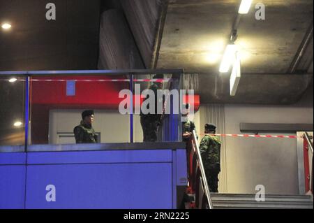 BANGKOK, 1. Februar 2015 - Thai Soldaten stehen Wache vor dem Einkaufszentrum Siam Paragon in der Nähe der Station Siam Square in Bangkok, Thailand, 1. Februar 2015. Zwei Explosionen erschütterten das Einkaufszentrum Siam Paragon in der Nähe der Station Siam Square des Bangkok Mass Transmit System (BTS), was Nachteinkäufer in Panik versetzte und die BTS zwang, den Dienst am Bahnhof einzustellen. Anfangs wurden die beiden Explosionen von elektrischen Transformatoren vermutet, aber nachdem die Polizei die Szene inspizierte, fanden sie explosive Fragmente von selbstgebauten Bomben und glaubten, dass die beiden Bomben W waren Stockfoto