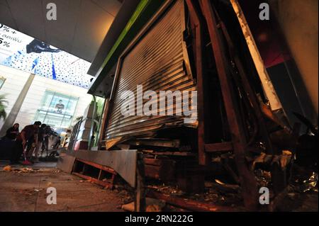 BANGKOK, 1. Februar 2015 -- Thai Media Look vor dem Einkaufszentrum Siam Paragon in der Nähe der Station Siam Square in Bangkok, Thailand, 1. Februar 2015. Zwei Explosionen erschütterten das Einkaufszentrum Siam Paragon in der Nähe der Station Siam Square des Bangkok Mass Transmit System (BTS), was Nachteinkäufer in Panik versetzte und die BTS zwang, den Dienst am Bahnhof einzustellen. Ursprünglich wurden die beiden Explosionen von elektrischen Transformatoren vermutet, aber nachdem die Polizei die Szene inspizierte, fanden sie explosive Fragmente von selbstgebauten Bomben und glaubten, dass es sich bei den beiden Bomben um plante handelte Stockfoto