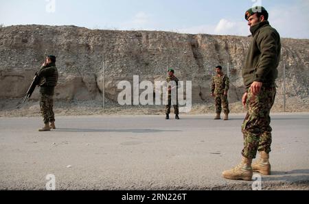 (150202) -- NANGARHAR, 2. Februar 2015 -- afghanische Soldaten der nationalen Armee stehen Wache auf einer Straße in der Provinz Nangarhar im Osten Afghanistans, 2. Februar 2015. Die afghanischen Sicherheitskräfte haben in den letzten zwei Tagen 14 Taliban-Militante während der Säuberungsaktionen im Nordwesten der Provinz Faryab getötet, während die Taliban am Montag durch einen Angriff von Elementen, bei dem die Taliban infiltrierten, vier Polizisten in der südlichen Provinz Kandahar ums Leben kamen, sagten Beamte. AFGHANISTAN-NANGARHAR-SECURITY TahirxSafi PUBLICATIONxNOTxINxCHN Nangarhar 2. Februar 2015 Soldaten der afghanischen Nationalarmee stehen auf einer Straße in der Provinz Nangarhar im Osten der afghanischen Armee in Garde Stockfoto