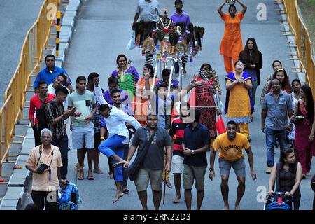 (150203) -- SINGAPUR, 3. Februar 2015 -- Singapurs Hindus nehmen an Thaipusam-Aktivitäten in Singapurs Little India Teil, 3. Februar 2015. Die Hindus in Singapur feiern am Dienstag das Thaipusam, das größte jährliche religiöse fest, das von der hinduistischen Gemeinde gefeiert wird. ) SINGAPUR-LITTLE INDIA-HINDUS-THAIPUSAM ThenxChihxWey PUBLICATIONxNOTxINxCHN Singapur 3. Februar 2015 Singapur S Hindus nehmen an Thaipusam-Aktivitäten in Singapur Teil S Little India 3. Februar 2015 Singapur S Hindus feiern AM Dienstag das Thaipusam, das größte jährliche religiöse Festival, das von der Hindu Community Singapore lit gefeiert wird Stockfoto