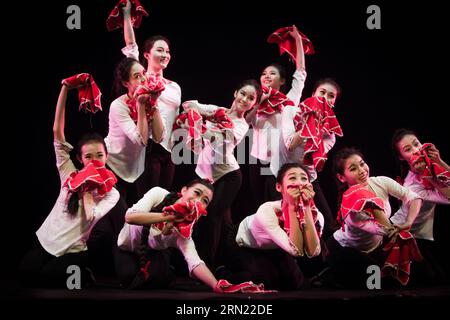 NEW DELHI, 2. Februar 2015 -- Studenten der Central Academy of Drama in China spielen ein kurzes Stück während ihrer Show auf dem 17. Bharat Rang Mahotsav, oder International Theatre Festival of India, in New Delhi, Indien, 2. Februar 2015. Studenten der chinesischen Zentralakademie für Drama zeigten drei kurze Stücke, die traditionelle chinesische Kultur und Tanz auf dem Festival vermischen. ZhengxHuansong PUBLICATIONxNOTxINxCHN New Delhi 2. Februar 2015 Studenten der China S Central Academy of Drama spielen ein kurzes Stück während ihrer Show AUF dem 17. Bharat Rank oder dem International Theatre fest Stockfoto