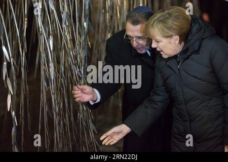 BUDAPEST, 2. Februar 2015 – Bundeskanzlerin Angela Merkel (R) würdigt die Holocaust-Opfer am Emanuel-Gedenkbaum im Hof der Dohany-Straße Synagoge in Budapest, 2. Februar 2015. Der Emanuel Memorial Tree ist eine Skulptur aus Trauerweide, die die Namen der Hunderttausenden jüdischen Ungarn trägt, die von den Nazis ermordet wurden. Angela Merkel besuchte Ungarn am Montag. ) UNGARN-DEUTSCHER KANZLERBESUCH AttilaxVolgyi PUBLICATIONxNOTxINxCHN Budapest 2. Februar 2015 Bundeskanzlerin Angela Merkel r würdigt die Holocaust-Opfer AM Emanuel-Gedenkbaum Stockfoto